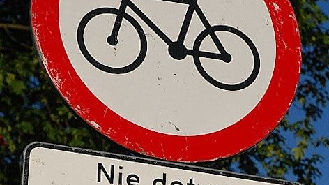 Pozornie sprzeczne oznakowanie - znak B - 9 i tabliczka T - 22 fot. wrower.pl