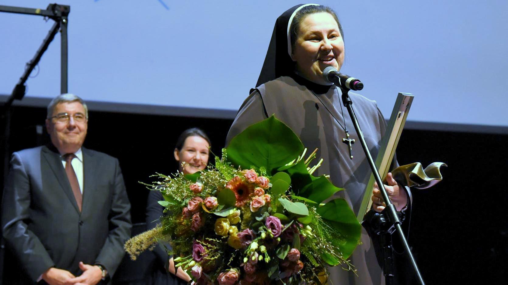 Statuetka Poznanianki Roku 2018 trafiła do siostry Barbary Cecylii Belchnerowskiej - grafika artykułu