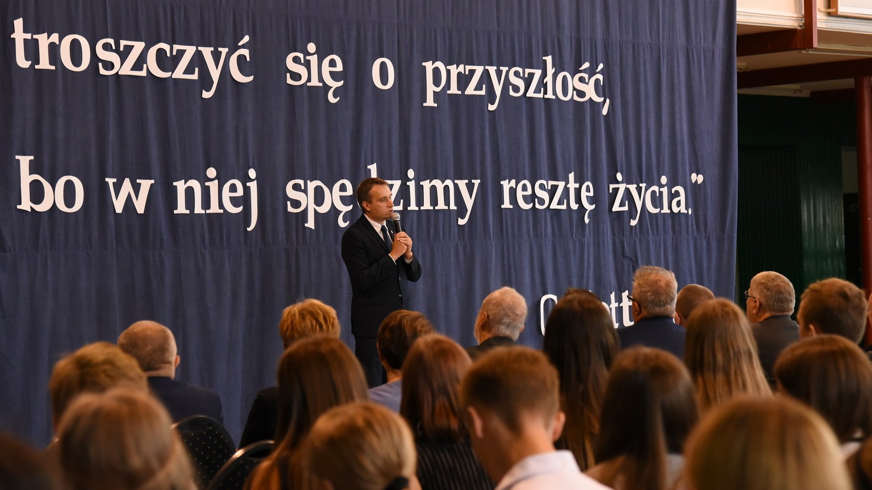 Zastępca prezydenta Poznania, Mariusz Wiśniewski wystosował list otwarty do rodziców uczniów oraz dyrektorów i nauczycieli poznańskich szkół (na zdjęciu rozpoczęcie roku szkolnego 2019/2020 w ZSO nr 4)