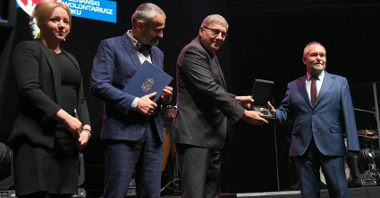 Podczas gali Srebrną Pieczęcią Miasta Poznania uhonorowano też Konrada Kołbika, prezesa Wielkopolskiego Forum Organizacji Osób Niepełnosprawnych