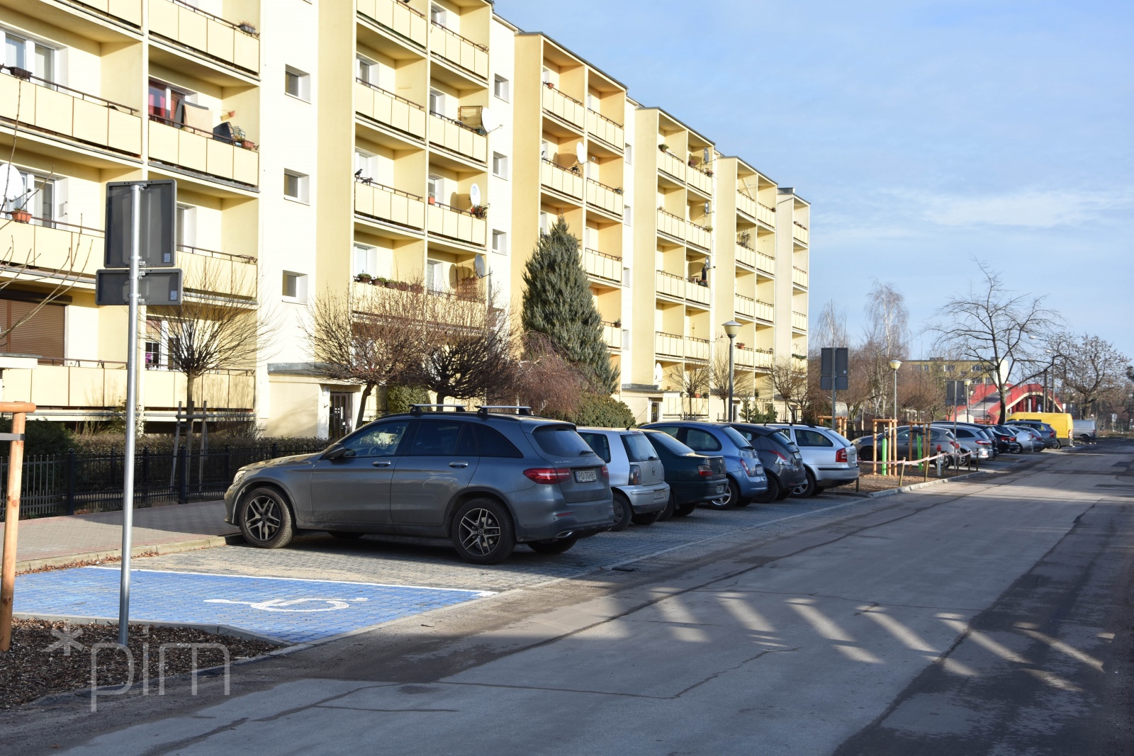 Ul. Wyłom z nowymi chodnikami i miejscami parkingowymi fot. PIM - grafika artykułu