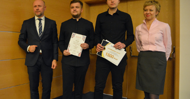 Dyplomy laureatom wręczyli: Bartosz Guss, zastępca prezydenta Poznania oraz Magdalena Michalska, przedstawicielka firmy Orpea, fundatora nagród w konkursie.