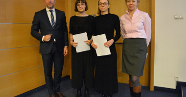 Dyplomy laureatom wręczyli: Bartosz Guss, zastępca prezydenta Poznania oraz Magdalena Michalska, przedstawicielka firmy Orpea, fundatora nagród w konkursie.