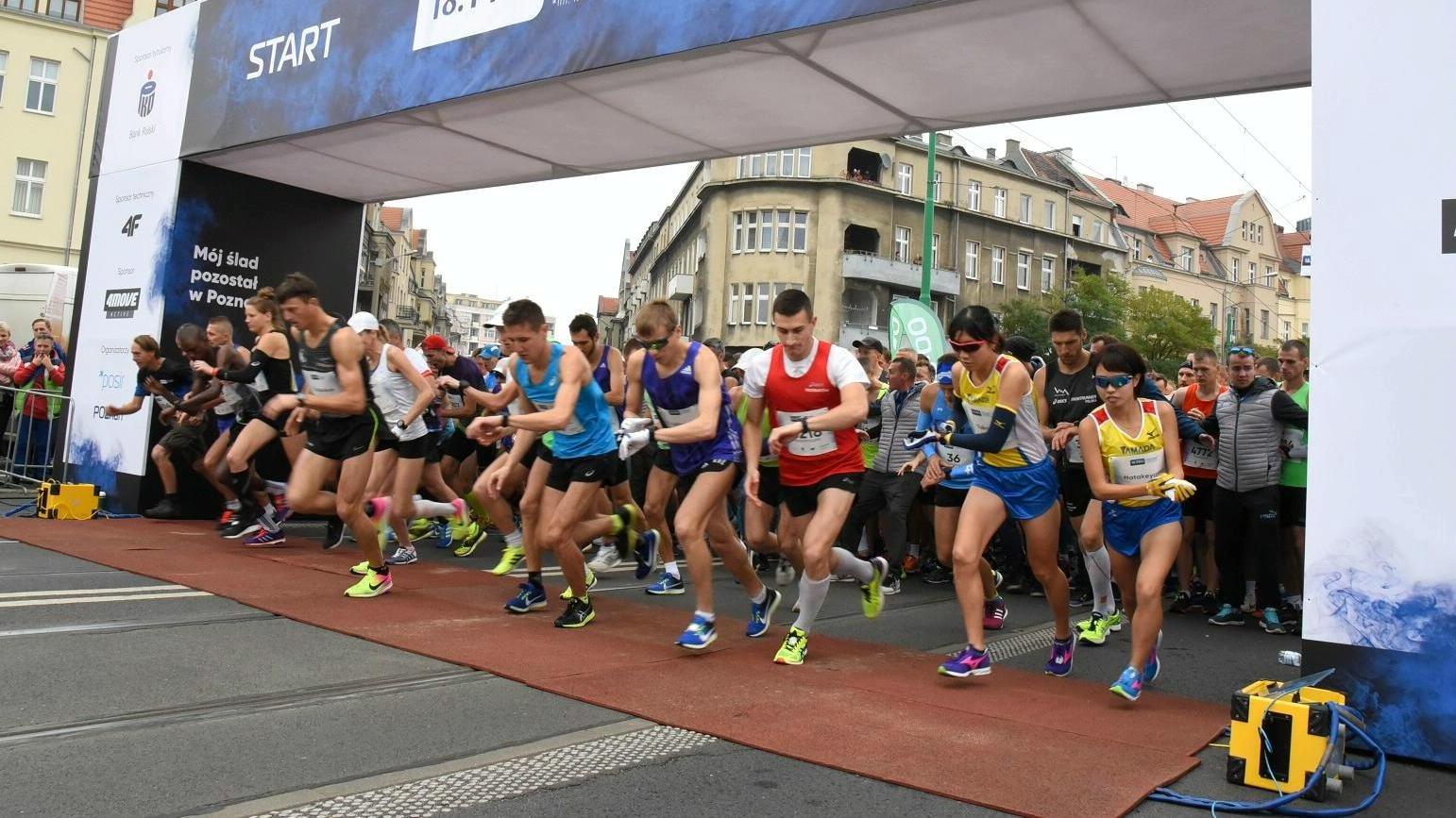 Poznański półmaraton co roku przyciąga tysiące biegaczy - grafika artykułu