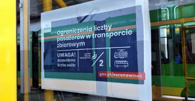 Na autobusach i tramwajach umieszczone są informacje z maksymalną liczbą pasażerów, którzy jednocześnie mogą jechać danym pojazdem fot, MPK