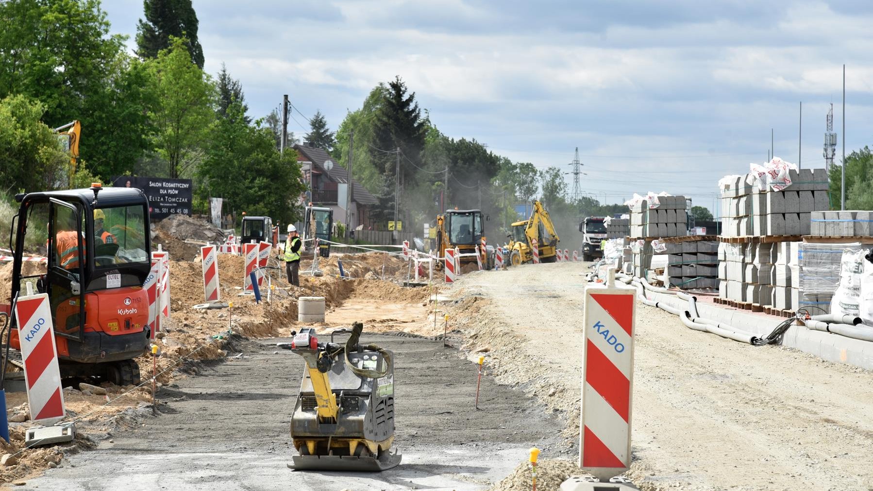 Prace na ul. Gdyńskiej są coraz bardziej zaawansowane - samochody przejeżdżają już nową jezdnią, a stara została rozebrana
