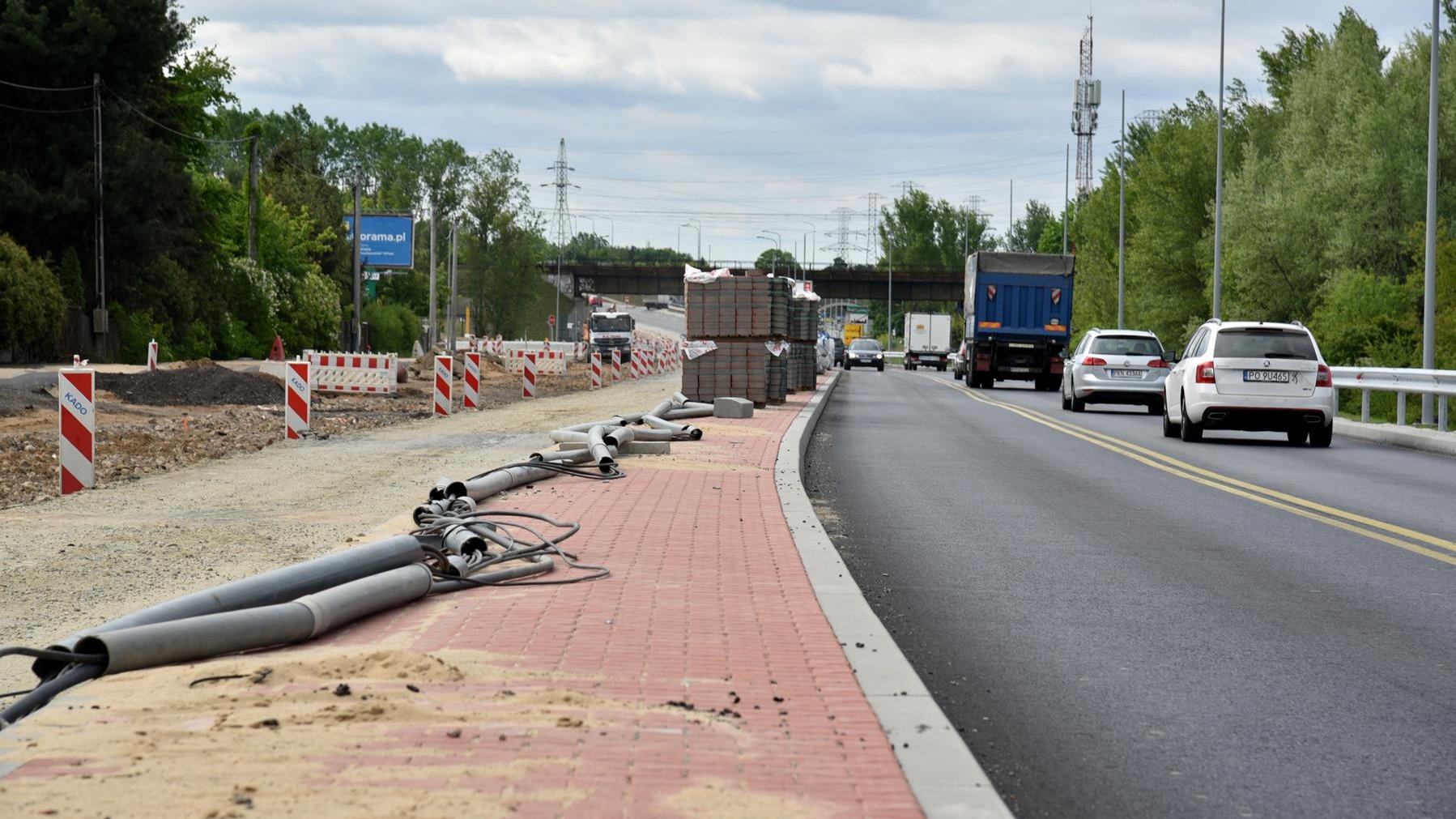 Prace na ul. Gdyńskiej są coraz bardziej zaawansowane - samochody przejeżdżają już nową jezdnią, a stara została rozebrana
