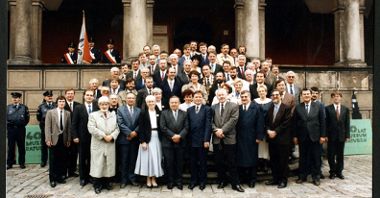 Radni Rady Miejskiej Poznania na stopniach ratusza na zakończenie I kadencji, czerwiec 1994 r., fot. Elżbieta Orhon-Lerczak.