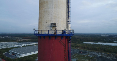 Na kominie elektrociepłowni Karolin zamontowano platformę lęgową. Obecnie wykorzystują ją para sokołów wędrownych, które odchowują cztery zdrowe młode/ fot. Veolia Energia Poznań