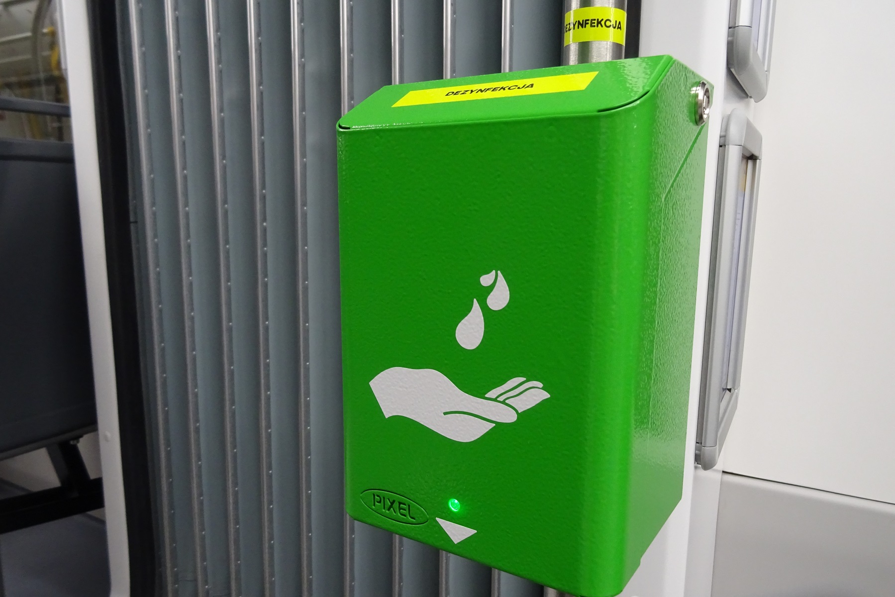Urządzenia do dezynfekcji rąk pojawią się we wszystkich autobusach i tramwajach MPK Poznań fot. MPK - grafika artykułu
