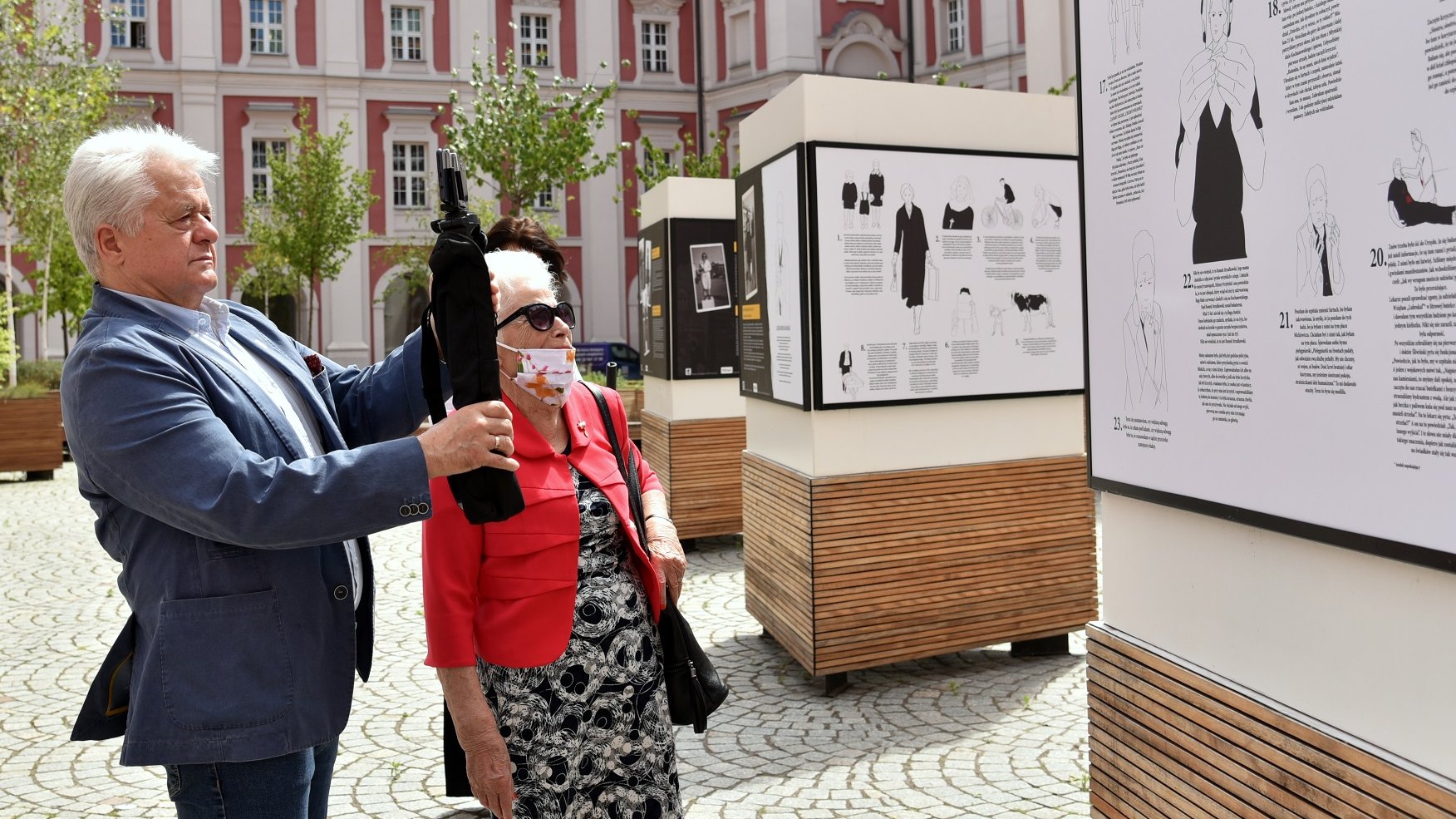 Przed urzędem miasta stanęły dwie wystawy. Jedna, zdjęciowa jest podsumowaniem akcji "Kobiety na pomniki", druga - została poświęcona Aleksandrze Banasiak
