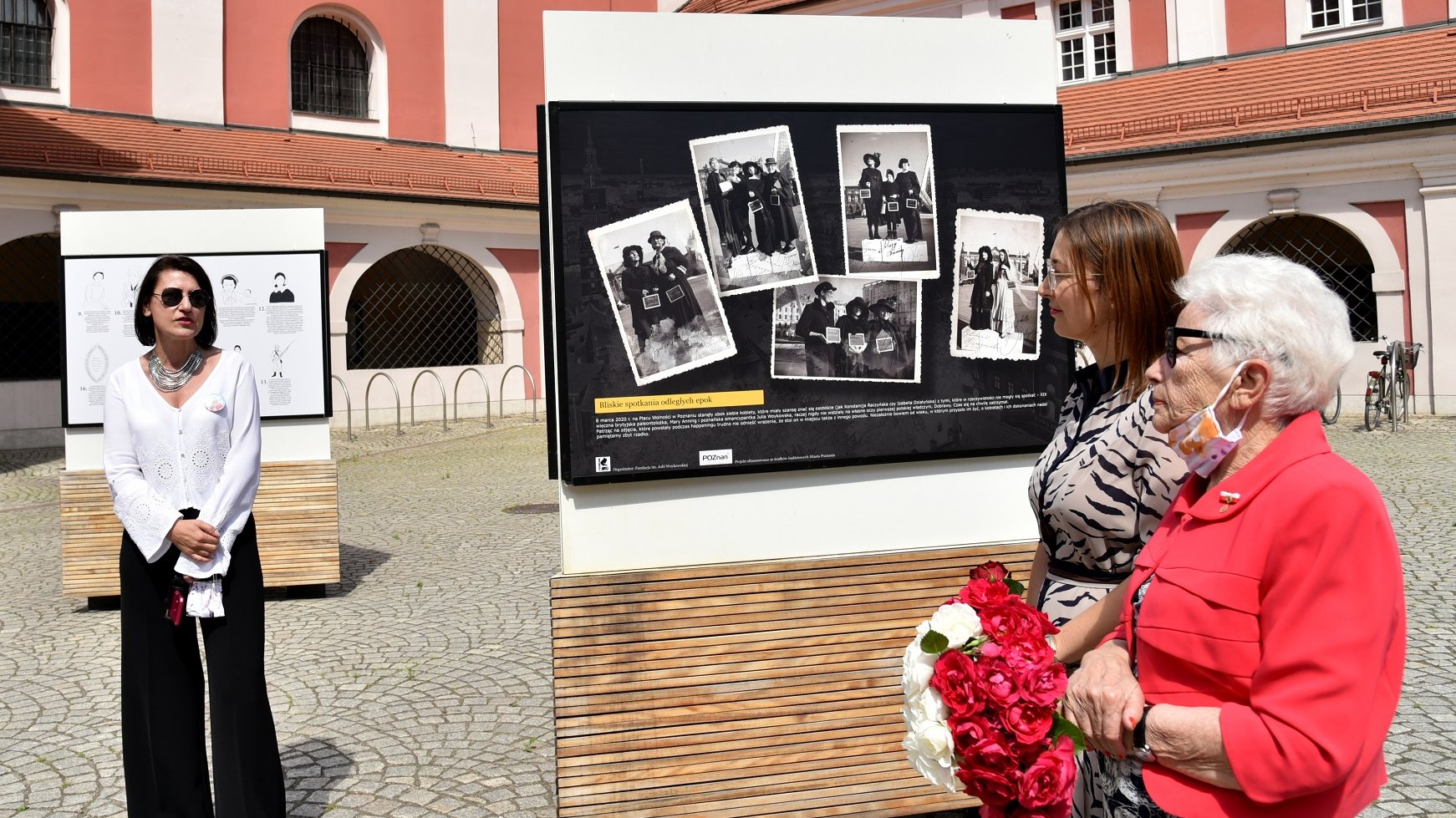 Przed urzędem miasta stanęły dwie wystawy. Jedna, zdjęciowa jest podsumowaniem akcji "Kobiety na pomniki", druga - została poświęcona Aleksandrze Banasiak