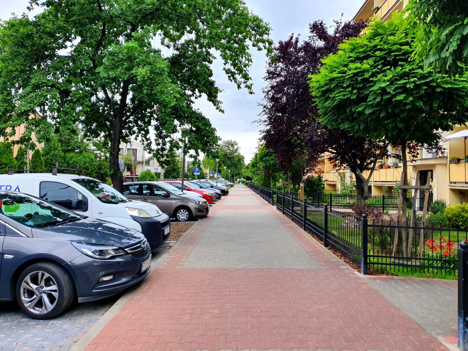 Ul. Wyłom z nowymi chodnikami i miejscami parkingowymi - grafika artykułu