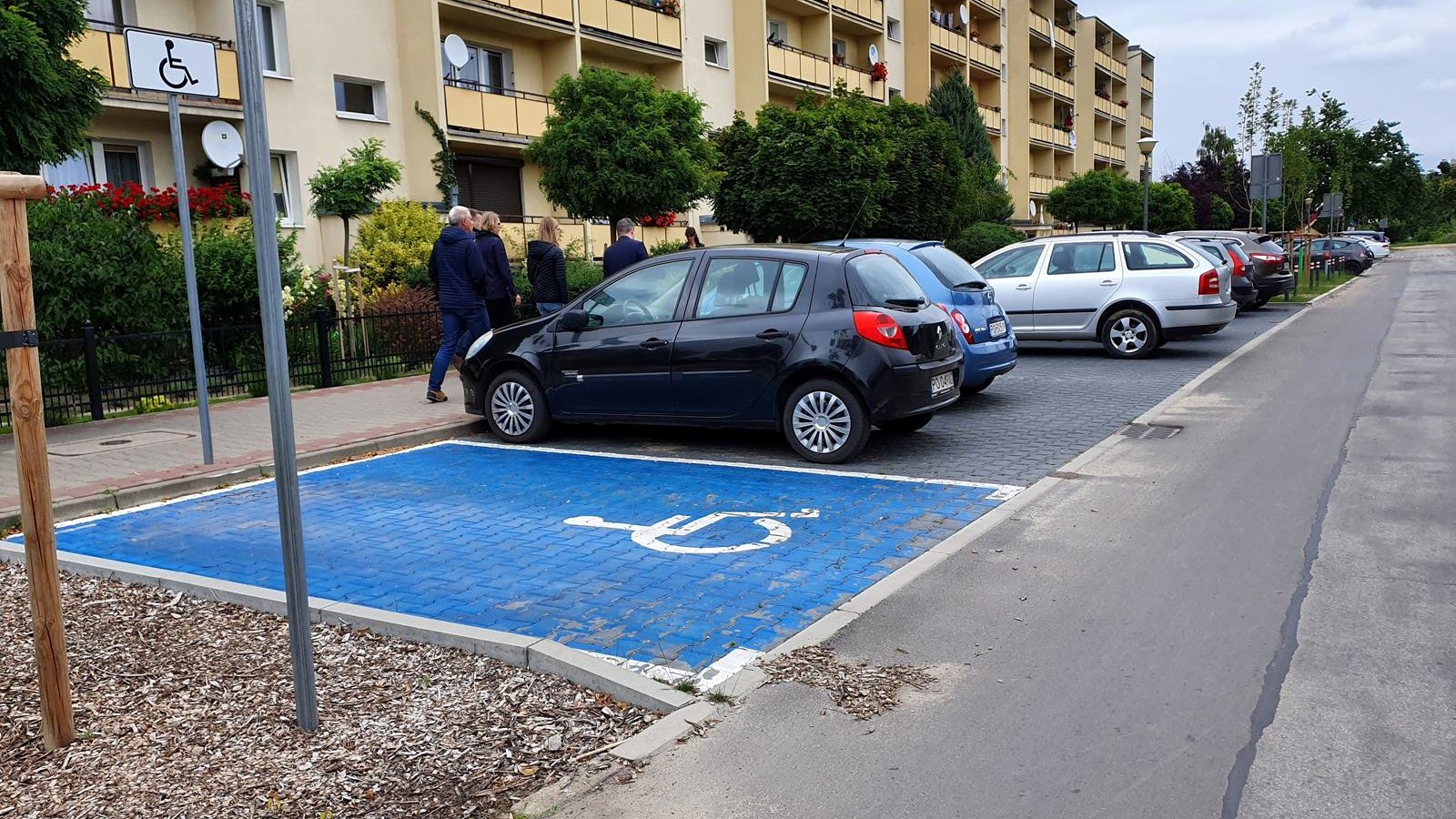 Ul. Wyłom z nowymi chodnikami i miejscami parkingowymi