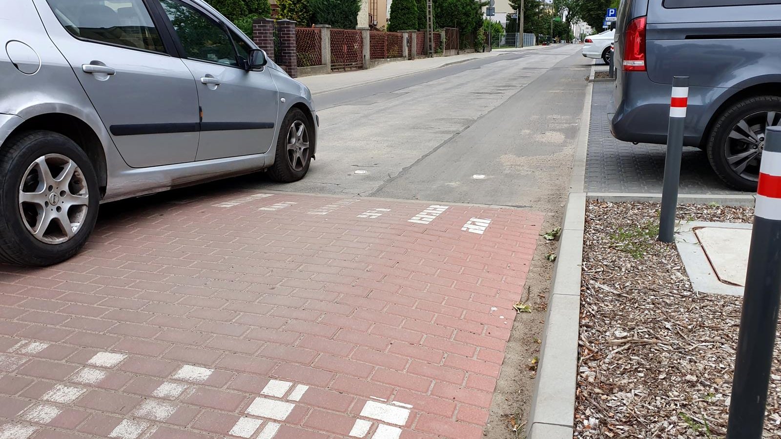 Ul. Wyłom z nowymi chodnikami i miejscami parkingowymi