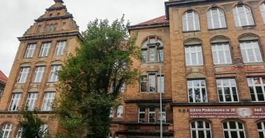 Trzy firmy chcą odnowić elewację budynku szkoły przy ul. Berwińskiego