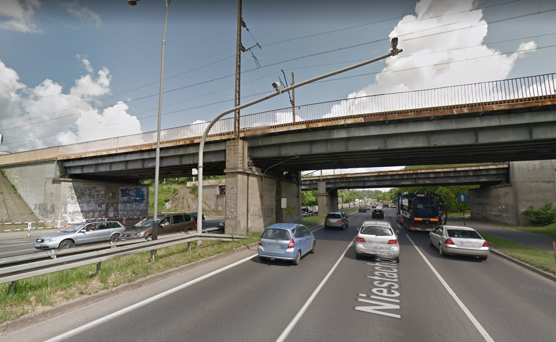 Niestachowska - zmiana organizacji ruchu pod wiaduktem kolejowym fot. google street view - grafika artykułu
