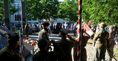 W tym roku, w związku z pandemią koronawirusa, uroczystości upamiętniające 76. rocznice wybuchu Powstania Warszawskiego były skromniejsze i w mniejszym gronie