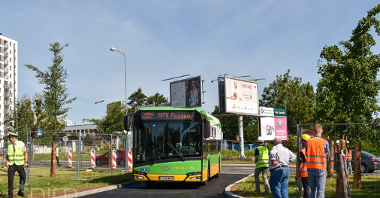 Na zdjęciu widać plac budowy pod tramwaj na Naramowice oraz autobus MPK