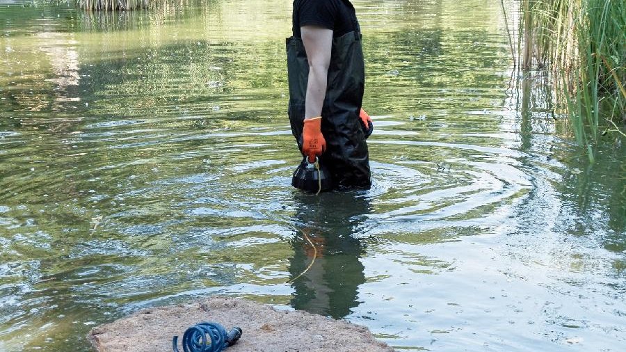 Na zdjęciu znajdują się przedstawiciel Fundacji OnWater.pl, podczas montażu ogrodu pływającego na stawie w parku Wilsona