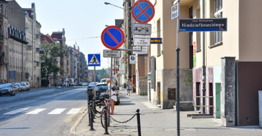 Wierzbięcice - skrzyżowanie ul. Wierzbięcice z ul. Niedziałkowskiego, pod znakiem drogowym tabliczka ostrzegająca o odholowaniu pojazdów, które będą parkować "na zakazie"