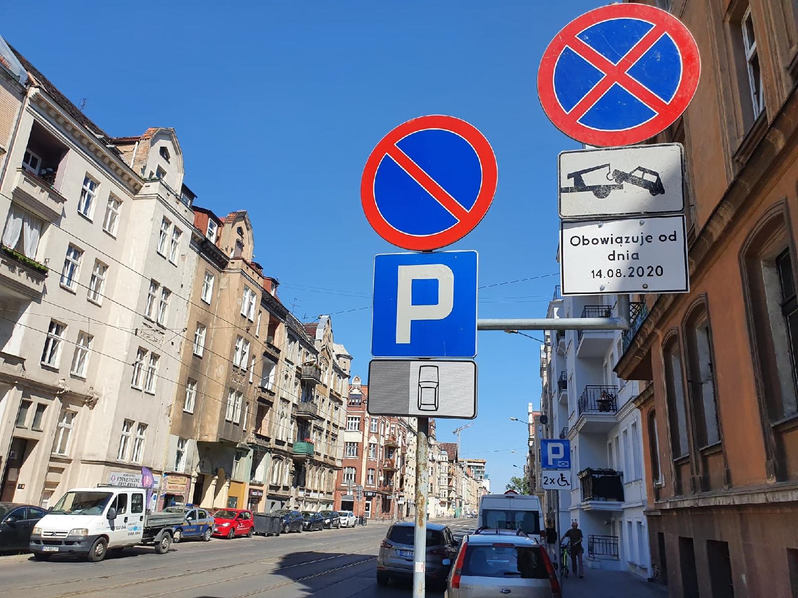 Zdjęcie przedstawia ul. Wierzbięcice. Widać na nim samochody oraz znaki informujące o zakazie parkowania - grafika artykułu