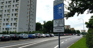 Zdjęcie przedstawia ul. słowiańską z buspasem. Widać na nim także zaparkowane przy jezdni samochody