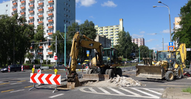 Zdjęcie przedstawia prace budowlane na skrzyżowaniu ulic Hetmańskiej i Dmowskiego. Widać na nim koparki i bloki