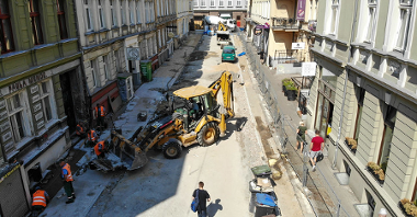 Zdjęcie przedstawia prace budowlane na ul. Kwiatowej. Widać na nim maszyny budowlane i pracowników