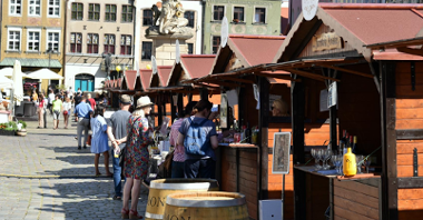 Zdjęcie przedstawia jarmark na Starym Rynku. Widać na nim stragany i ludzi