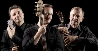 Zdjęcie przedstawia trio muzyków z zespołu Gitarsi.pl. Panowie maja w rękach gitary