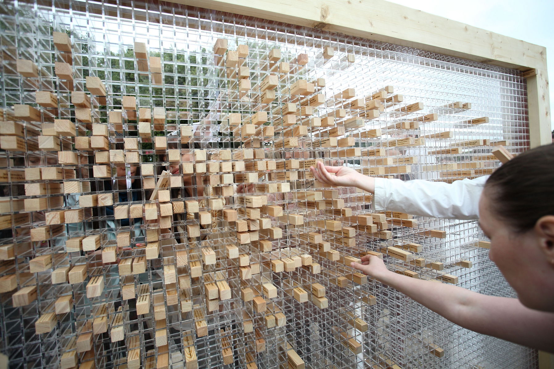 Zdjęcie przedstawia instalacje "Znikający mur", fot. Natalia Cheban/ Goethe-Institut. - grafika artykułu