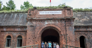 Na zdjęciu znajduje się Fort Graf - Kirchbach, do którego właśnie wchodzą ludzie