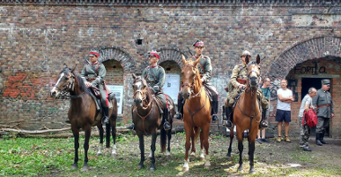 Na zdjęciu znajdują się rekonstruktorzy na koniach, przebrani za żołnierzy