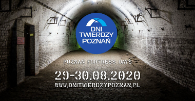 Fotografia przedstawia plakat zapowiadający Dni Twierdzy Poznań. Widać na nim datę imprezy oraz adres strony internetowej