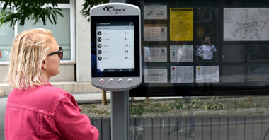 Rozkład jazdy na e-papierowym wyświetlaczu zawisł przy przystanku Pl. Wiosny Ludów