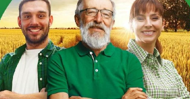 Ilustracja przedstawia plakat promujący powszechny spis rolny, na zdjęciu znajduje się troje ludzi na tle pola ze zbożem