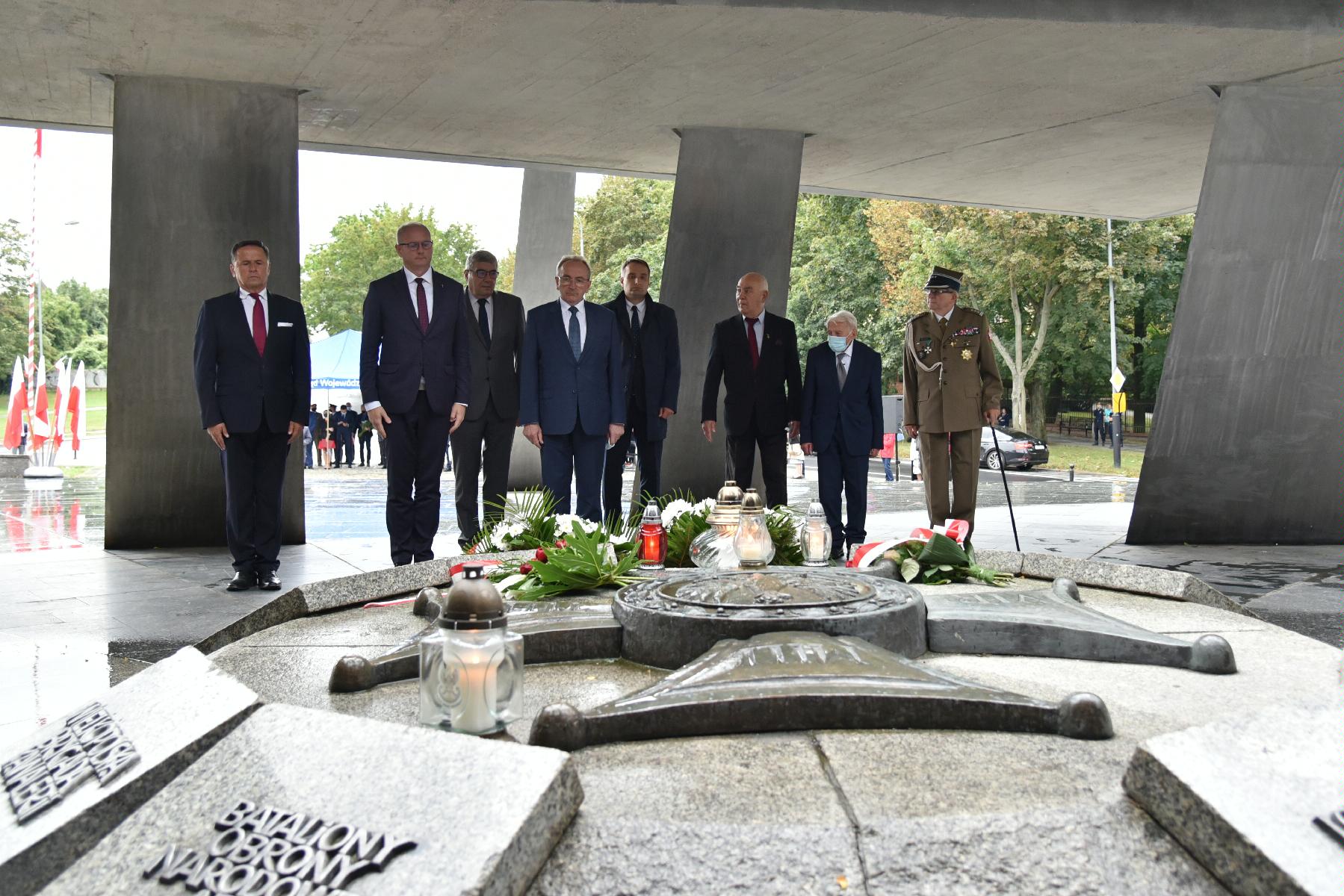 W Poznaniu uroczystości odbyły się przy mogile Nieznanego Żołnierza i pod pomnikiem Armii Poznań. - grafika artykułu