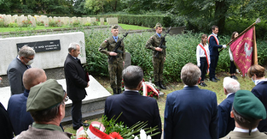 W Poznaniu uroczystości odbyły się przy mogile Nieznanego Żołnierza i pod pomnikiem Armii Poznań.