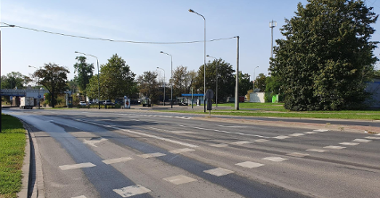 dojazd do sygnalizacji świetlnej przed ul. Armii Poznań i Szelągowskiej; w tle most kolejowy przy stacji Garbary