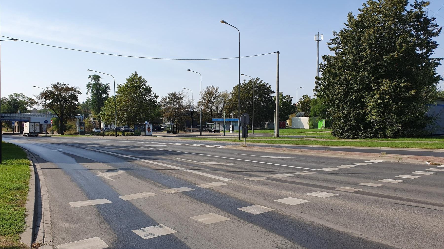 dojazd do sygnalizacji świetlnej przed ul. Armii Poznań i Szelągowskiej; w tle most kolejowy przy stacji Garbary