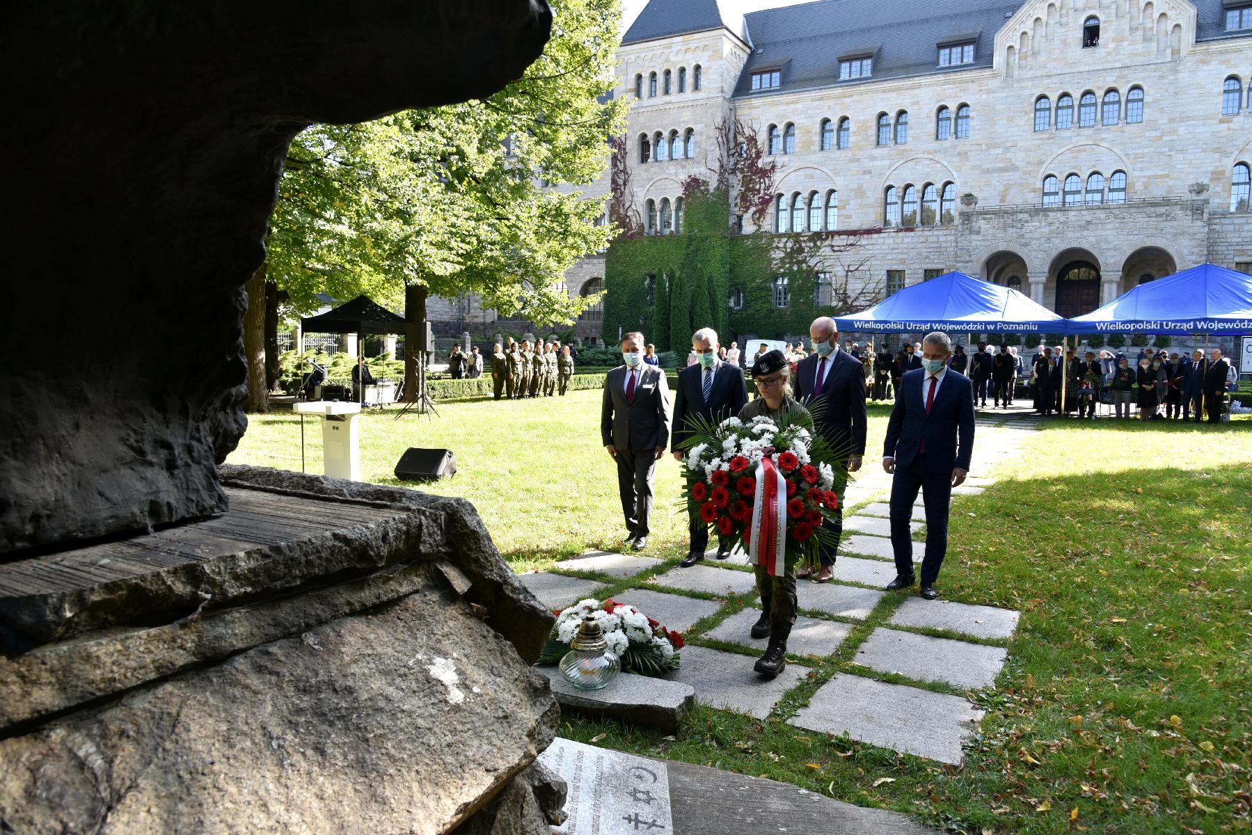 Przedstawiciele władz miasta i województwa składają kwiaty pod pomnikiem Ofiar Katynia i Sybiru. - grafika artykułu