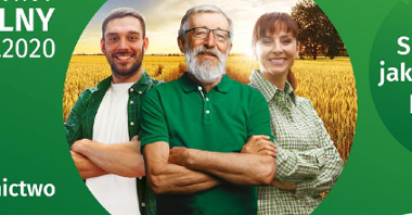 W centralnej części plakatu trzy osoby, za nimi pole. Z lewej strony biały napis na zielonym tle " Powszechny Spis Rolny". W prawej części "Spiszmy się, jak na rolników przystało".