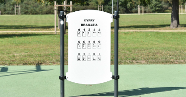 Zdjęcie przedstawia tablicę ze znakami w alfabecie Braille'a.