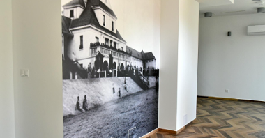 Zdjęcie przedstawia wnętrze Łazienek Rzecznych. To pomieszczenie, w którym będzie się mieścić restauracja, na razie nie zagospodarowana. Na ścianie znajduje się zdjęcie dawnych Łazienek Rzecznych.