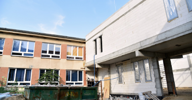 Zdjęcie przedstawia łączenie budynków - starego, w którym obecnie mieści się szkoła oraz nowego, który jest w trakcie rozbudowy.