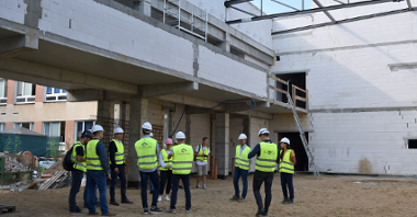 Na zdjęciu znajdują się przedstawiciele Miasta Poznania, Szkoły Podstawowej nr 68 oraz wykonawcy prac na placu budowy.