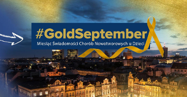 Na ilustracji widać miasto podświetlone na złoto. Nad zdjęciem znajduje się napis Gold September i złota wstążka.