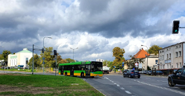 Autobus skręca z ul. Słowiańskiej w ul. Szelągowską