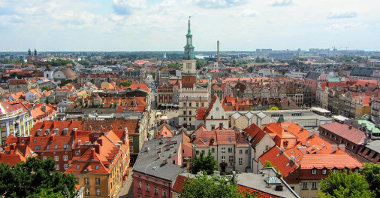 Zdjęcie przedstawia poznańskie Stare Miasto z lotu ptaka, w centrum znajduje się Ratusz